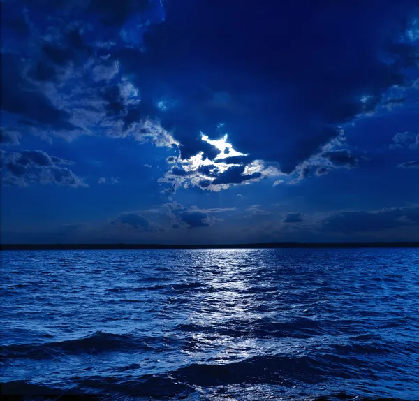 Luz de la luna sobre el agua — Foto de Stock