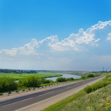 bulutlu gökyüzü altında yolu