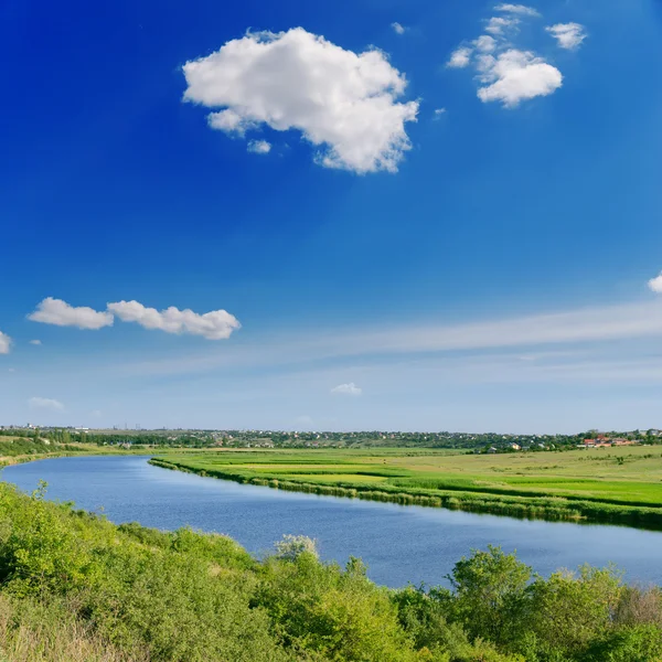 Djupblå himmel och floden — Stockfoto