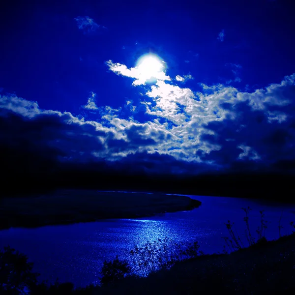 Mondschein über Fluss — Stockfoto