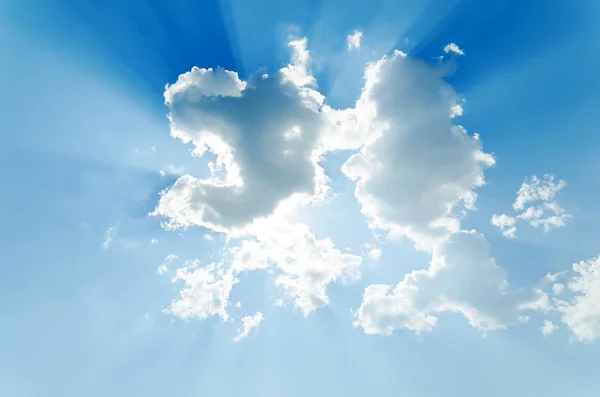 Nubi con raggi solari su un cielo blu — Foto Stock
