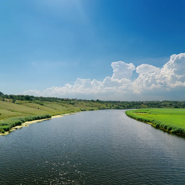 Floden och blå mulen himmel — Stockfoto