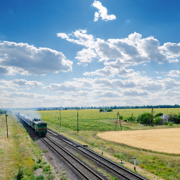 Vieja locomotora con tren en ferrocarril — Foto de Stock