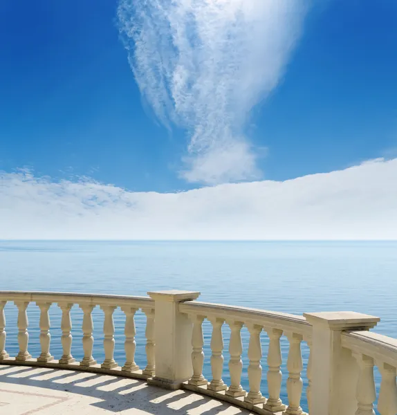 Karadeniz'e balkon bulutlu gökyüzü altında görüntüleyin.
