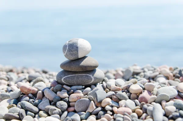Stapel van zen stenen op strand — Stockfoto