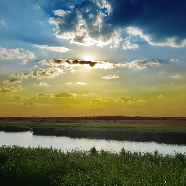 Coucher de soleil nuageux sur la rivière — Photo
