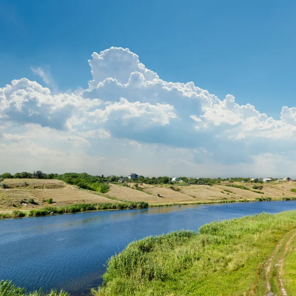 反射と青い曇り空で川を眺め — ストック写真