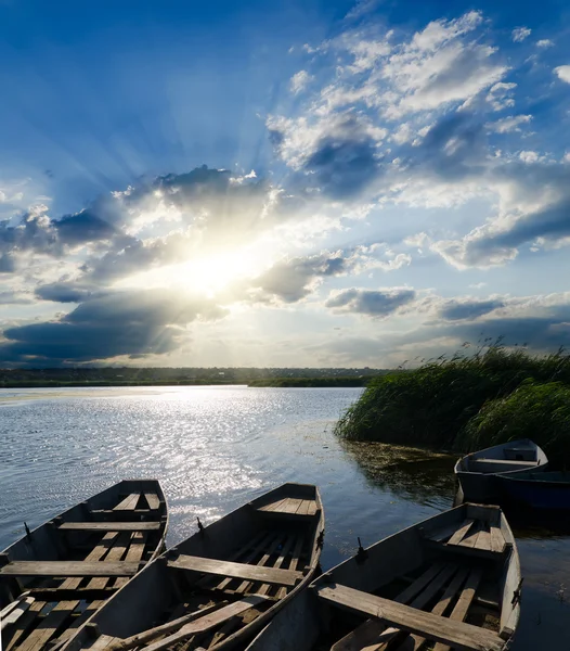 Coucher de soleil sur la rivière avec des bateaux — Photo