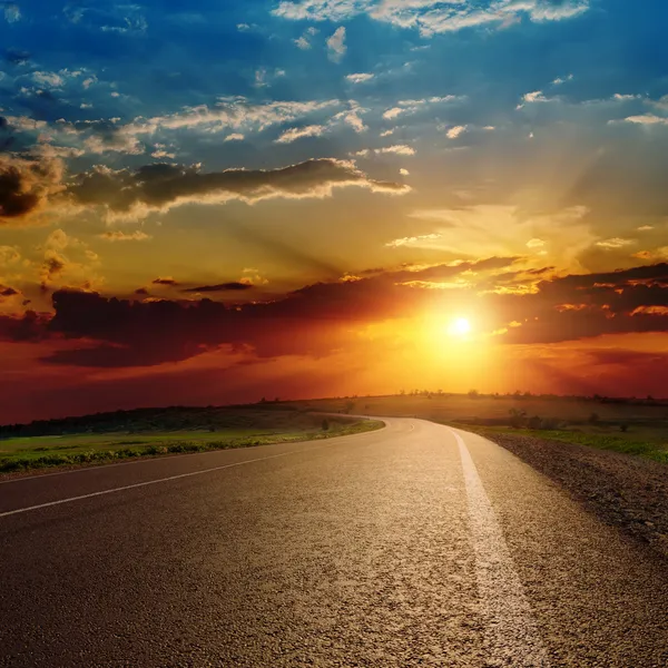 Belo pôr do sol sobre a estrada de asfalto — Fotografia de Stock