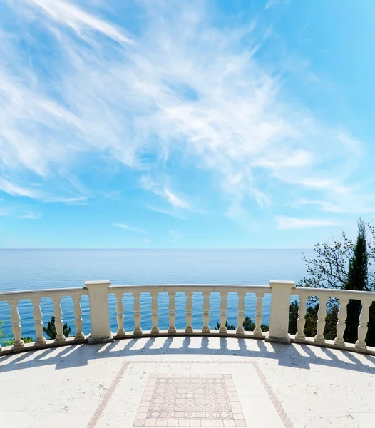 Bulutlu gökyüzünün altındaki balkondan denize bak. — Stok fotoğraf