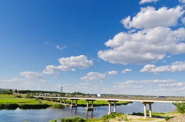 Pont sur la rivière et ciel bleu — Photo