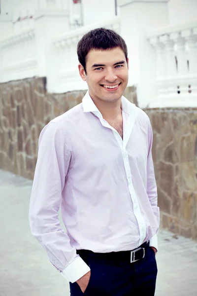 Feliz hombre de negocios guapo sonriente, retrato al aire libre —  Fotos de Stock