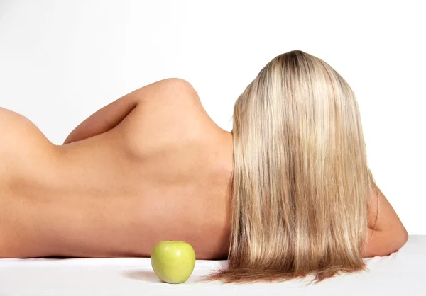 Schöne Frau mit glatten langen Haaren und grünem Apfel — Stockfoto