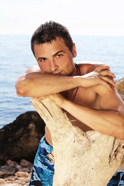 L'été. Portrait bel homme sur la plage. Coucher de soleil . — Photo