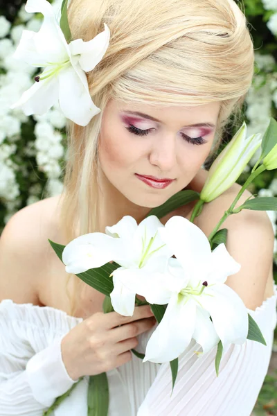 Portret uroda makijaż blondynka młoda kobieta z białej lilii, n — Zdjęcie stockowe