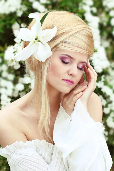 Portret van de mooie romantische vrouw met bloem. sensuele te — Stockfoto