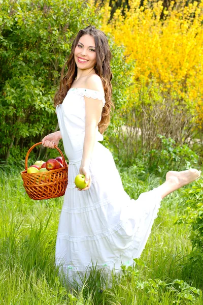 Retrato de mujer romántica con manzanas corriendo por el campo —  Fotos de Stock