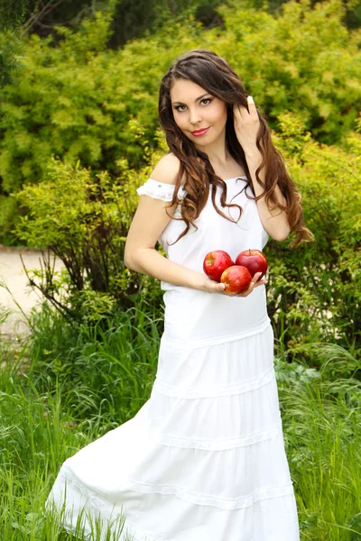 Retrato de una joven atractiva con manzanas, al aire libre —  Fotos de Stock