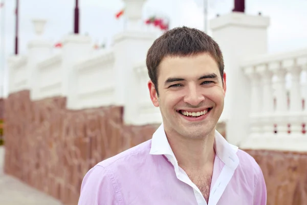 Портрет успішного бізнесмена, який посміхається - Копіспас-сіті, на відкритому повітрі — стокове фото