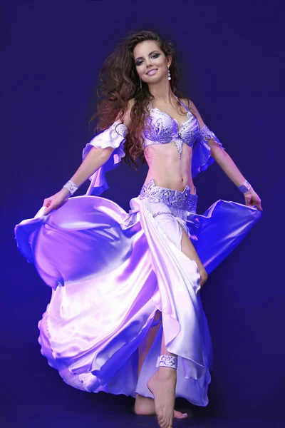 Beautiful young belly dancer, modern ballet — Stock Photo, Image