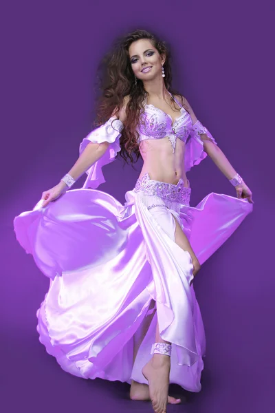 Buikdanseres in violet kostuum, actieve jonge vrouw — Stockfoto