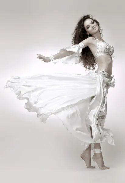 Mooie jonge buikdanseres dragen witte jurk — Stockfoto
