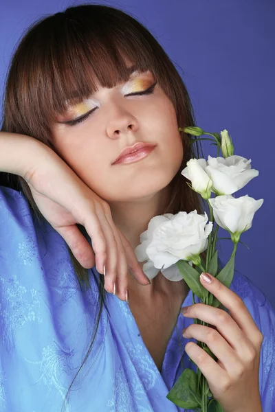 Primer plano maquillaje de la mujer con flores — Foto de Stock