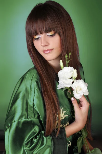 Retrato de mujer hermosa con cabello largo saludable sobre verde —  Fotos de Stock