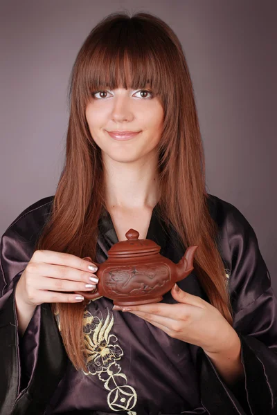 Çay töreni çaydanlık elleri ile mutlu bir kadın — Stok fotoğraf
