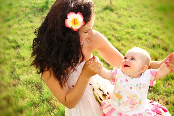 Retrato do bebê brincando com a mãe — Fotografia de Stock