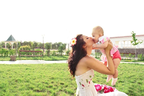 Moeder haar baby kussen in de open lucht — Stockfoto