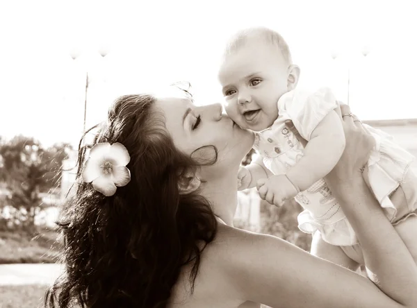 Mãe feliz beijando bebê — Fotografia de Stock