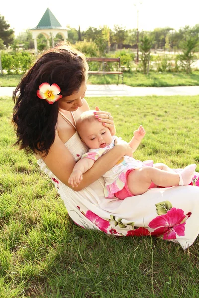 Krásná mladá matka s dcerou relaxační — Stock fotografie