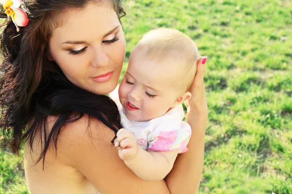 Vackra mamma med baby, utomhus porträtt — Stockfoto
