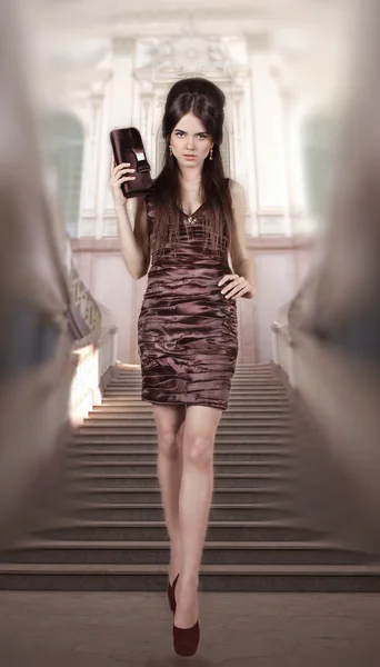 Mode kvinna i underbara klänning — Stockfoto
