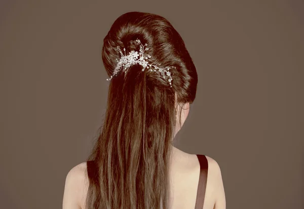 Коричневые волосы со свадебным декором — стоковое фото