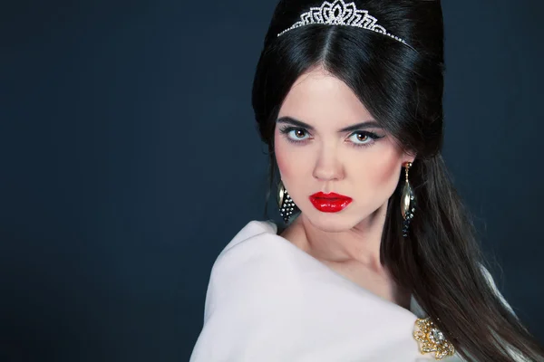 Mooie vrouw met rode lippen. sieraden en schoonheid. mode foto — Stockfoto