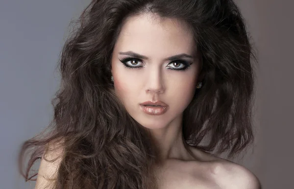 Módní model ženy bruneta s kudrnatými vlasy — Stock fotografie