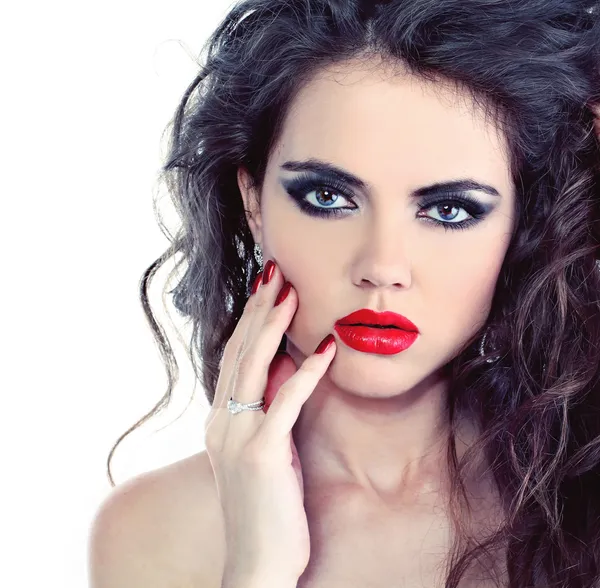 Porträtt av sexiga vackra kvinna med ljusa make-up och curl ha — Stockfoto
