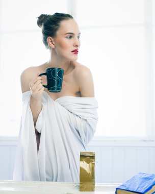 sıcak bir içecek ile kız