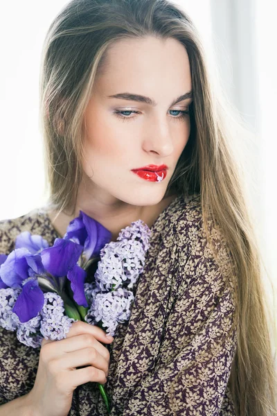 Flicka med blomma i munnen — Stockfoto