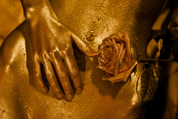 Část ženského těla s růží — Stock fotografie