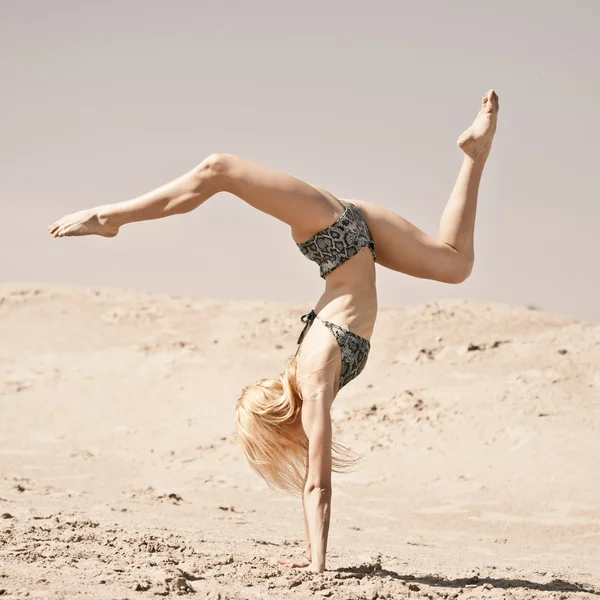 Dancing on the sand — Stockfoto