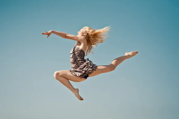 Позитивный прыжок в небо — стоковое фото