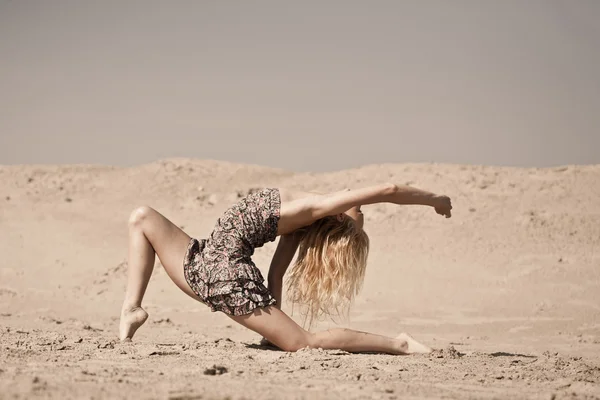 Dans på sanden — Stockfoto