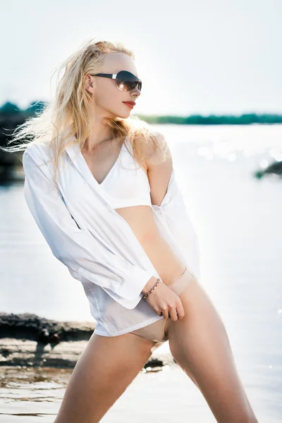 Chica de camisa blanca —  Fotos de Stock