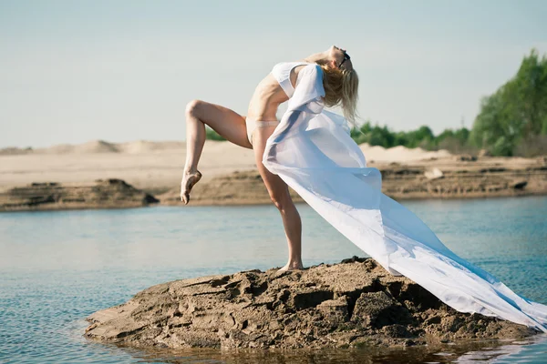 Frau mit großem weißen Tuch — Stockfoto