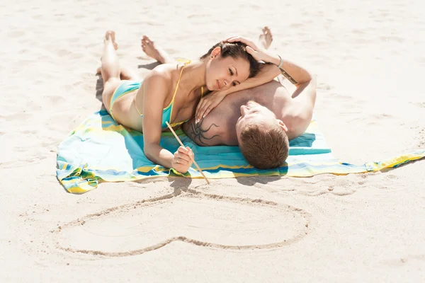 Drawing heart on sand — Stock Photo, Image