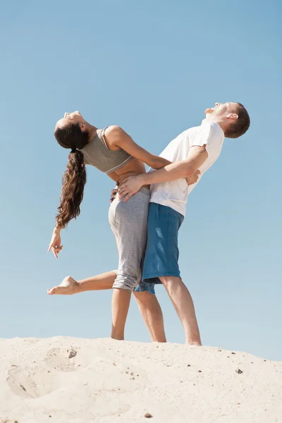Sportovní pár na písku — Stock fotografie