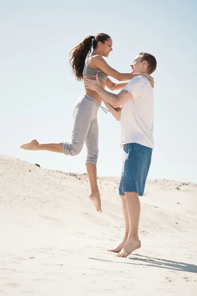 Casal se divertindo na areia — Fotografia de Stock